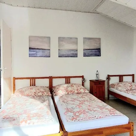 Grosse Ferienwohnung Im Ersten Stock Mit Garten Und Schwimmbad Zamardi