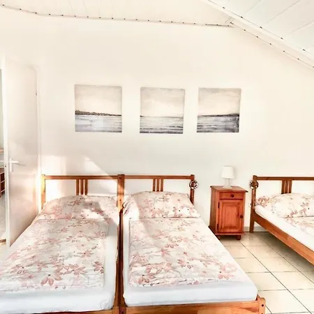 Grosse Ferienwohnung Im Ersten Stock Mit Garten Und Schwimmbad Apartment *