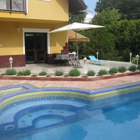 Grosse Ferienwohnung Im Ersten Stock Mit Garten Und Schwimmbad