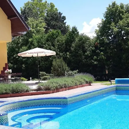 Apartment Grosse Ferienwohnung Im Ersten Stock Mit Garten Und Schwimmbad Zamardi