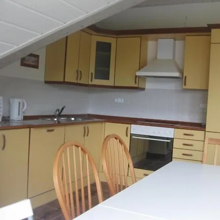 Apartment Grosse Ferienwohnung Im Ersten Stock Mit Garten Und Schwimmbad Zamardi