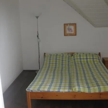 Grosse Ferienwohnung Im Ersten Stock Mit Garten Und Schwimmbad * Zamardi