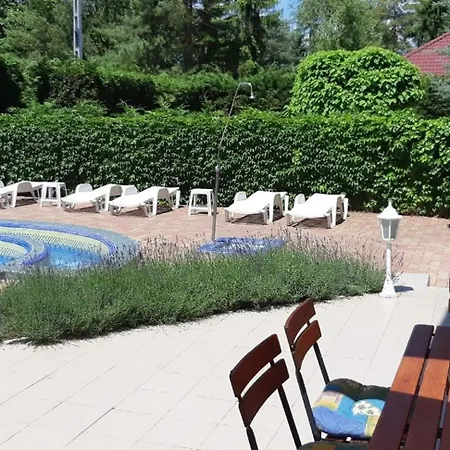 Grosse Ferienwohnung Im Ersten Stock Mit Garten Und Schwimmbad *
